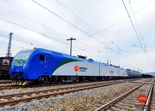 包神鐵路集團(tuán)首臺“神12”電力機(jī)車上線試運行