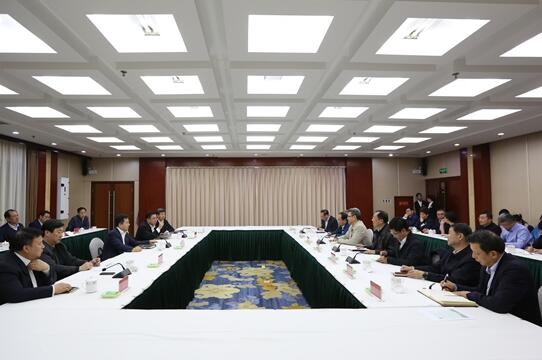 錢智民與保定市委書記黨曉龍、市長(zhǎng)郭建英進(jìn)行座談交流