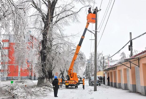 受強(qiáng)雨雪大風(fēng)冰凍天氣影響，吉林延邊全力搶修供電線路