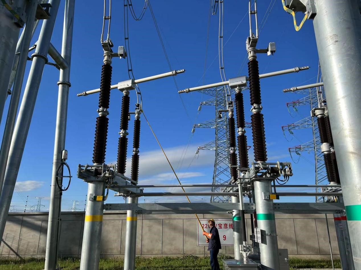 錫林郭勒超高壓供電公司圓滿完成塔寶I、II線間隔啟動工作