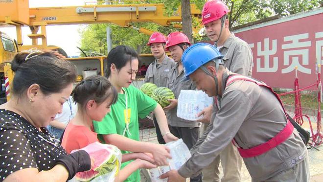 四川什邡：電力工人高溫保電忙，社區(qū)群眾熱情慰問(wèn)表感謝