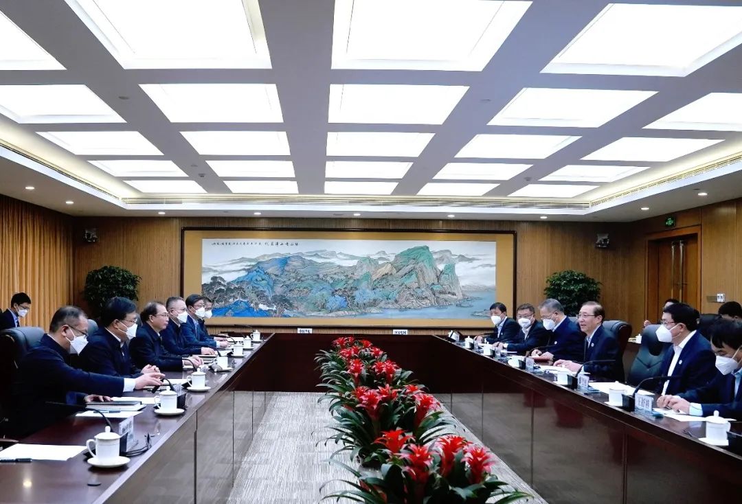 華電集團(tuán)董事長江毅、總經(jīng)理葉向東與國家電網(wǎng)董事長辛保安、總經(jīng)理張智剛舉行會(huì)談