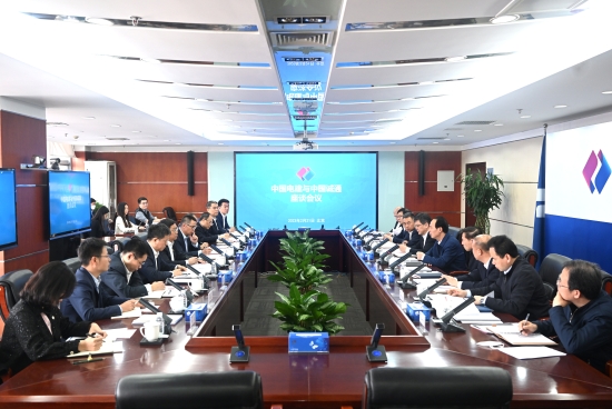 中國電建黨委書記、董事長丁焰章與中國誠通集團黨委書記、董事長朱碧新會談