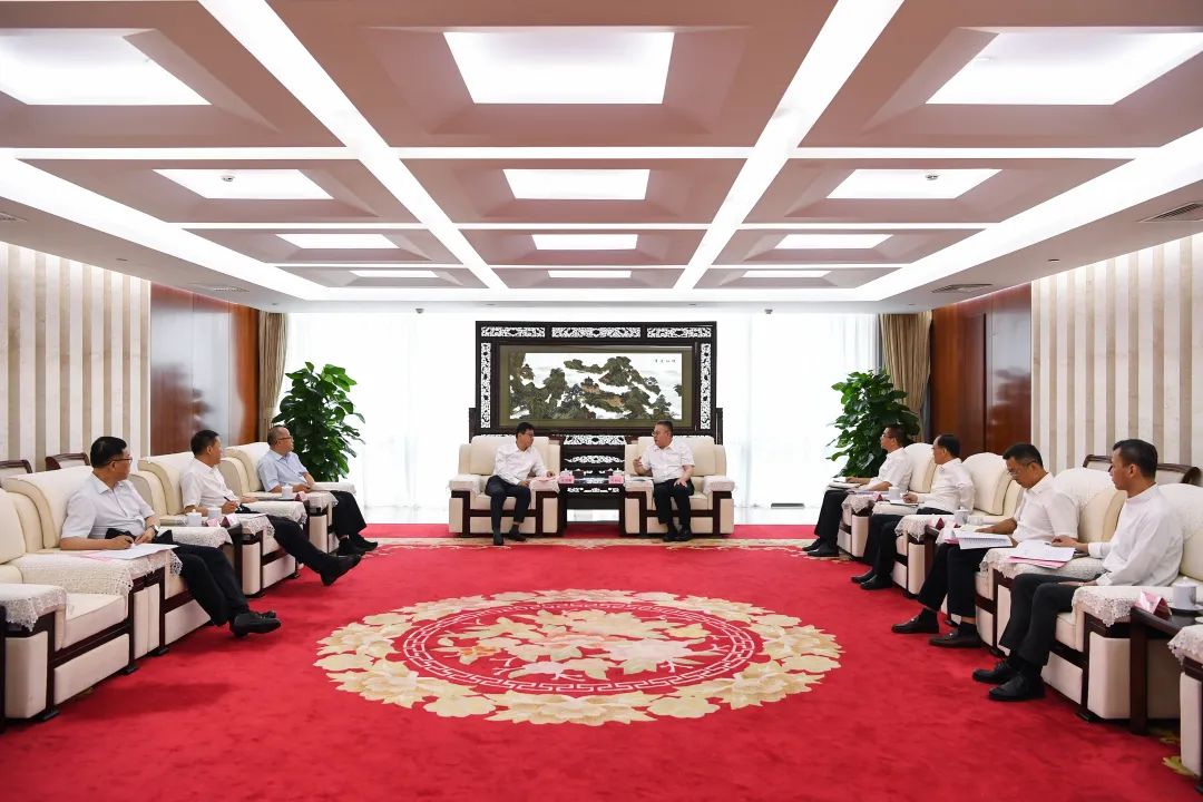 葉向東與甘肅省委常委、副省長(zhǎng)張錦剛舉行會(huì)談
