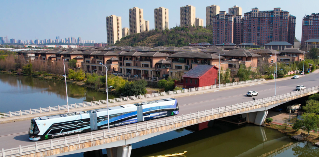 我國自主研制，全球首輛氫能源智軌電車“出?！?