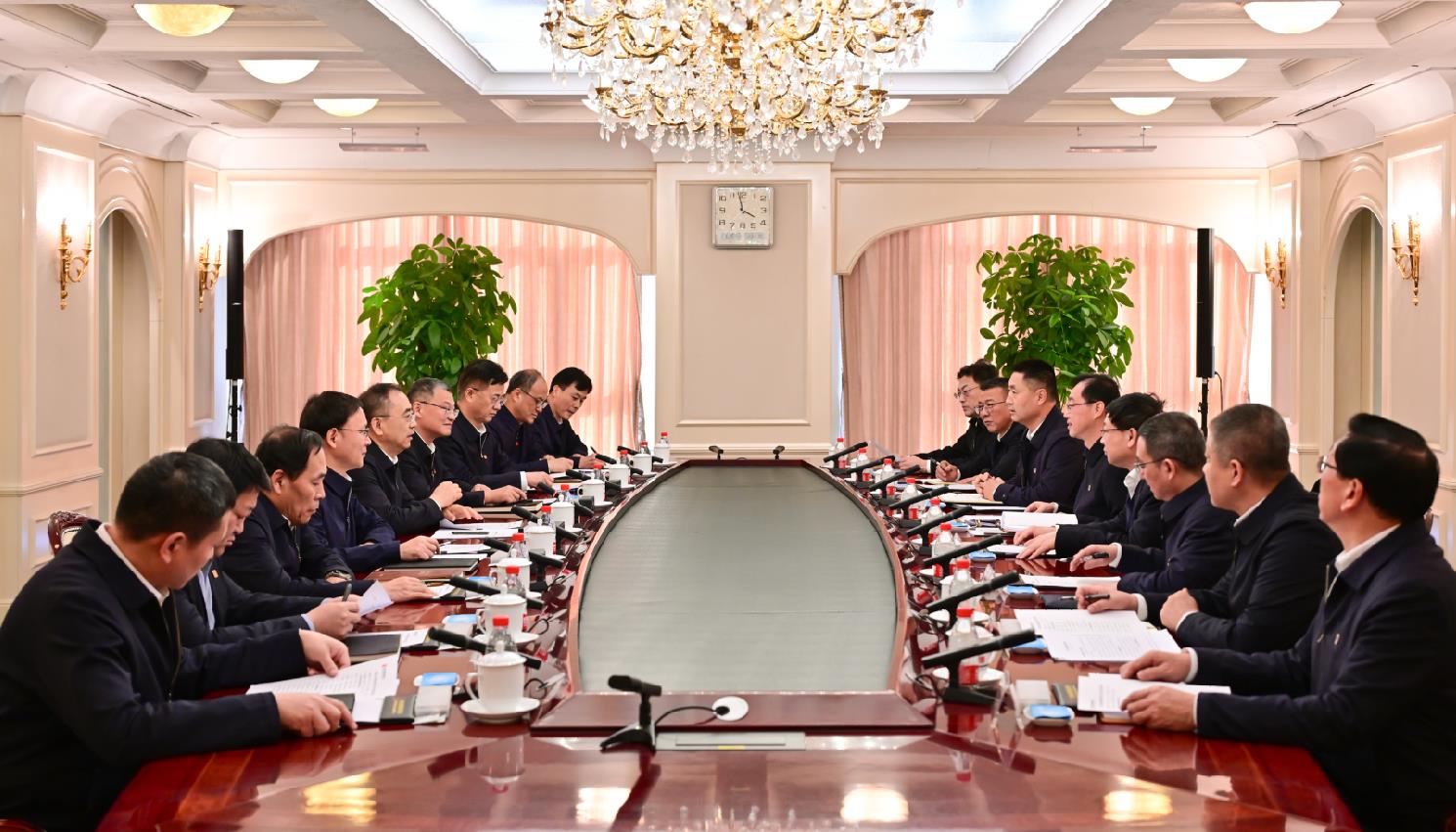 大唐集團(tuán)董事長(zhǎng)鄒磊、總經(jīng)理張傳江與中國(guó)安能董事長(zhǎng)陳奕輝、總經(jīng)理周慶豐會(huì)談